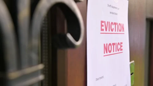 the notice of eviction of tenants hangs on the door of the house